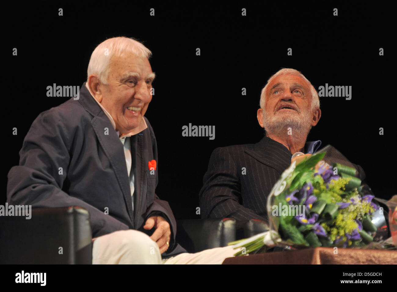 St. Petersburg, Russland. 31. März 2013. Jean-Paul Belmondo Rezital in St.Petersburg,Russia.Pictured: französische Schauspieler Charles Gerard (l) und Jean-Paul Belmondo Credit Bild: Credit: PhotoXpress/ZUMAPRESS.com/Alamy Live News Stockfoto