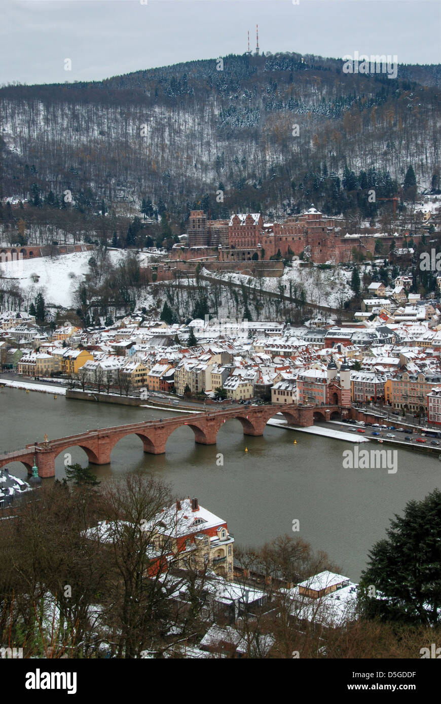 Heidelberg Altstadt im Winter, mit Blick auf den Königstuhl Berg oberhalb der Burg und der alten Brücke über den Neckar Stockfoto