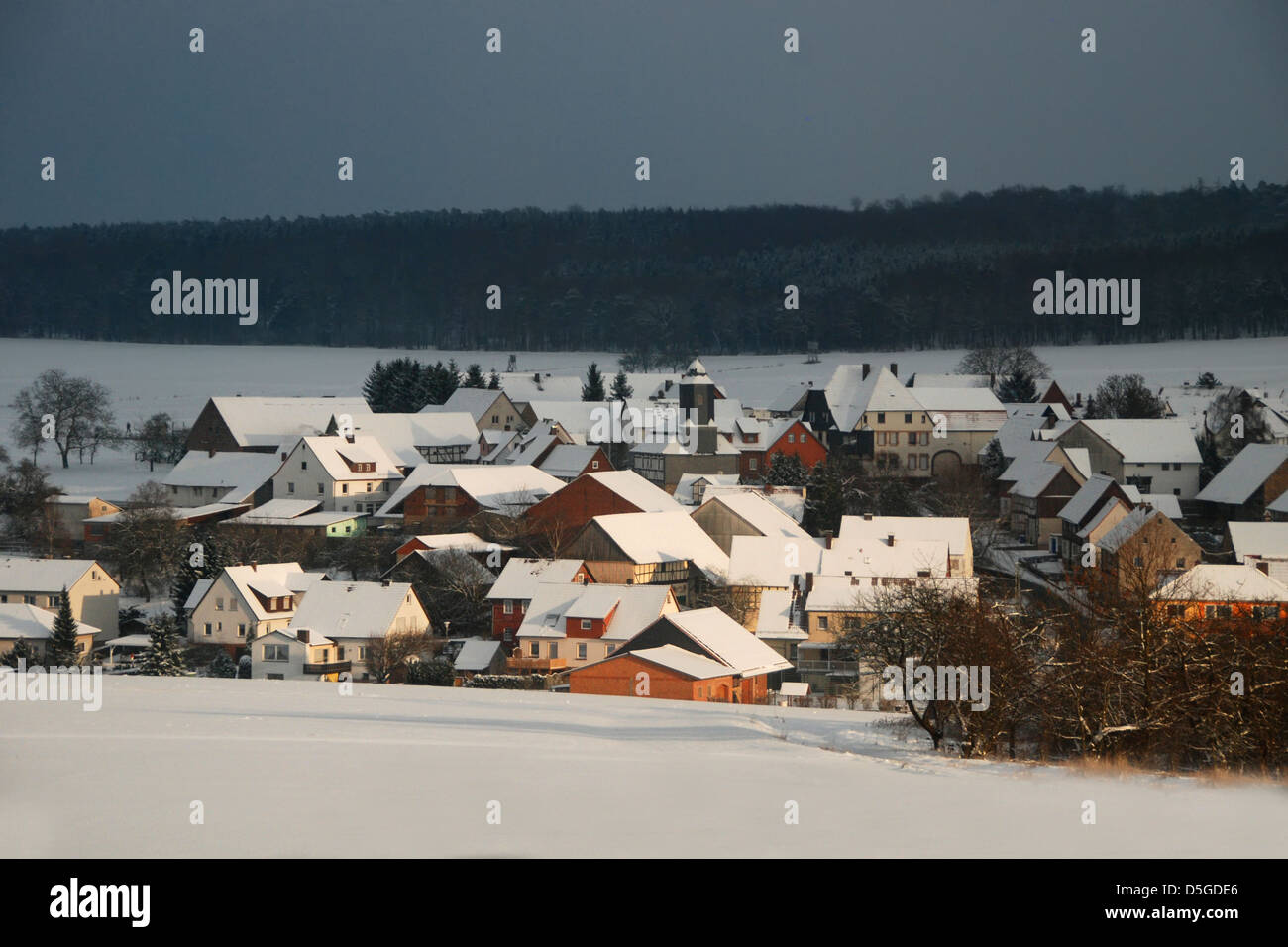 Verschneite Dorf in Hessen, Deutschland Stockfoto