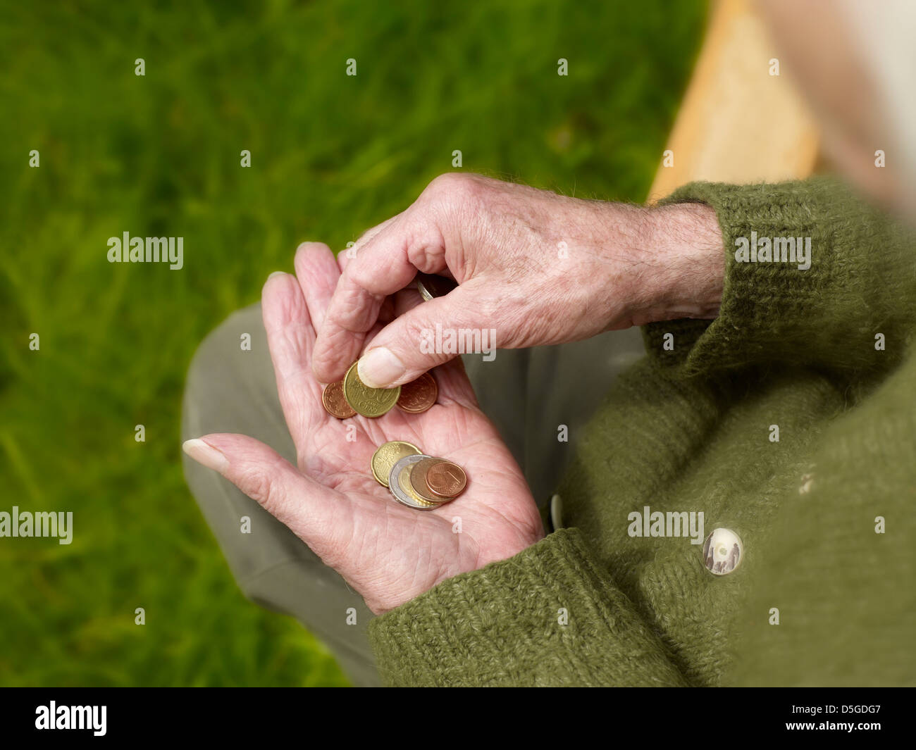 Hände eines Senioren zählen weniger Geld, Armut Stockfoto