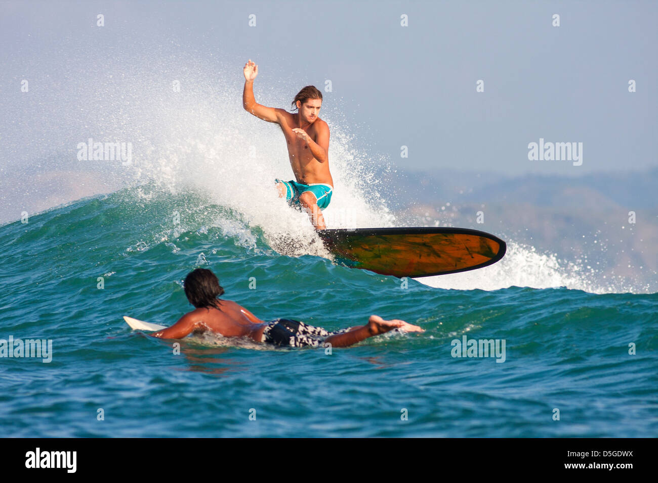Surfer reiten einer Welle Stockfoto