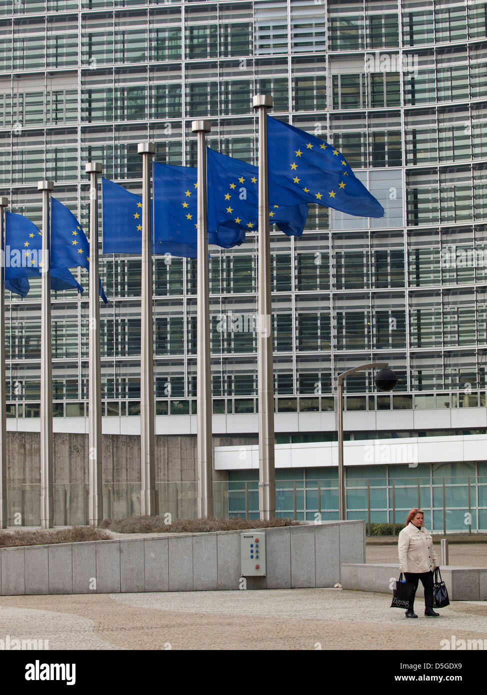 Frau mit zwei Taschen auf dem Berlaymont-Gebäude der Europäischen Kommission in Brüssel, Belgien Stockfoto