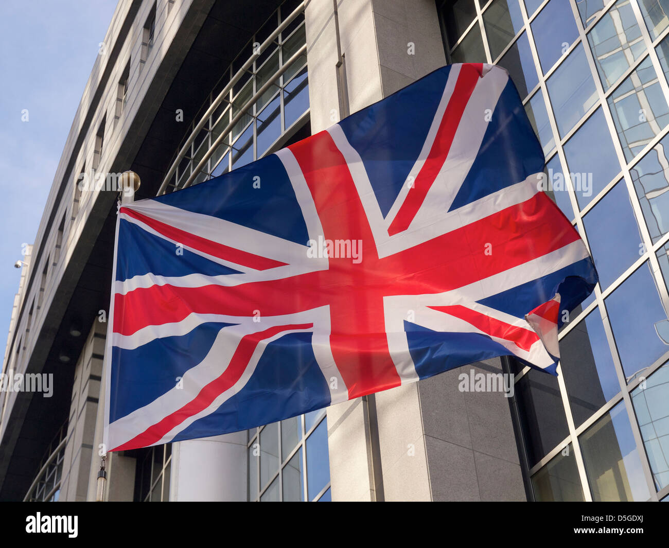 Britische Flagge vor dem Europäischen Parlament in Brüssel, Belgien Stockfoto