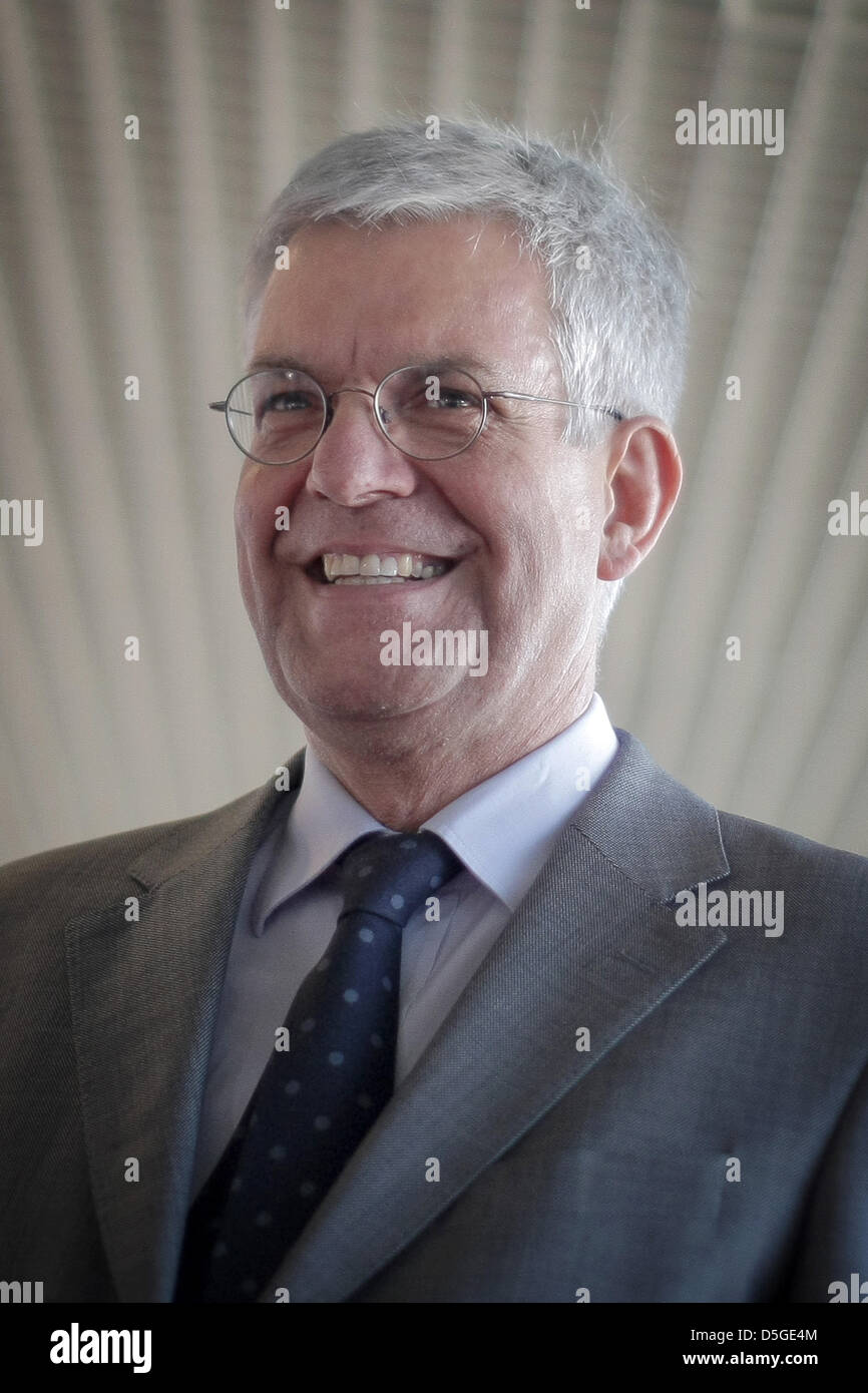 Der Intendant des ZDF (zweites Kanal des deutschen Fernsehens) Thomas Bellut ist abgebildet auf der Mainzel Männer in das Sendezentrum in Mainz, Deutschland, 2. April 2013. Das ZDF, erinnert sich die 50-jährige Geschichte der Mainzel Männer. Foto: Fredrik Von Erichsen Stockfoto