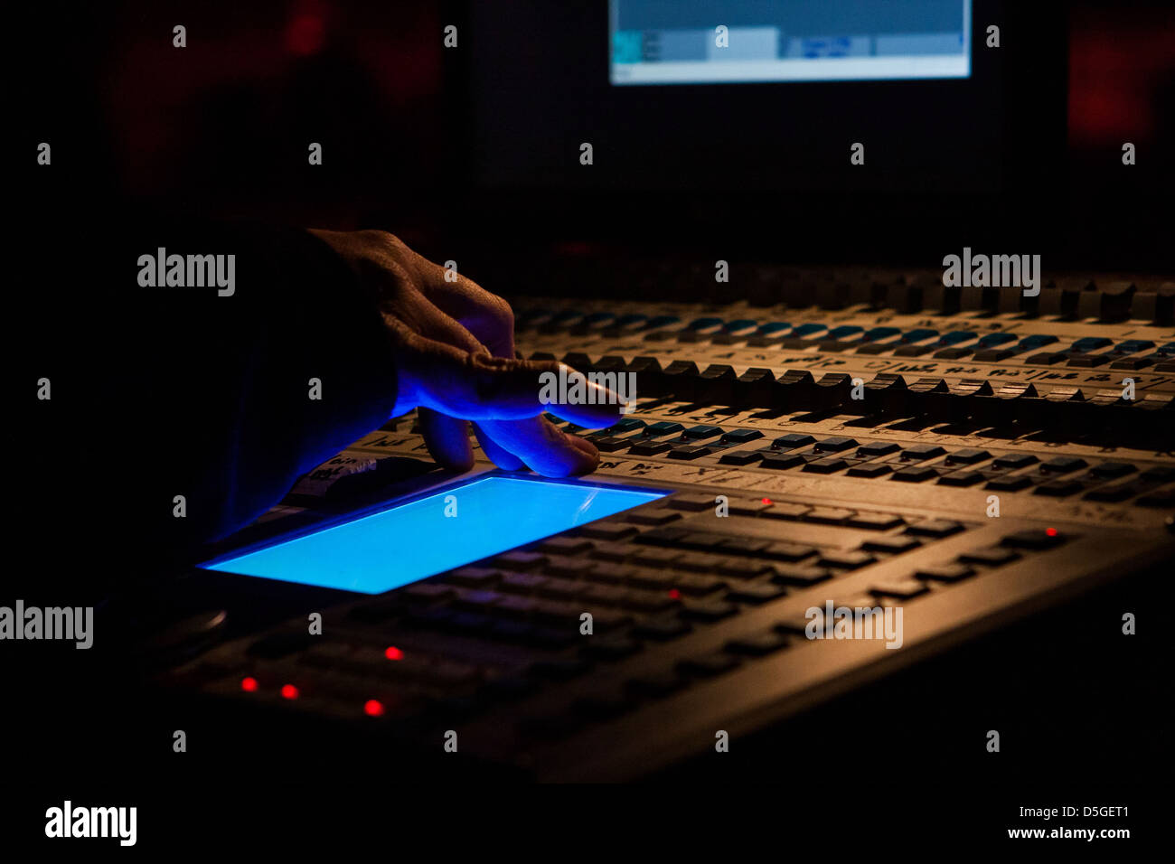 Hand auf einen Resonanzboden Stockfoto