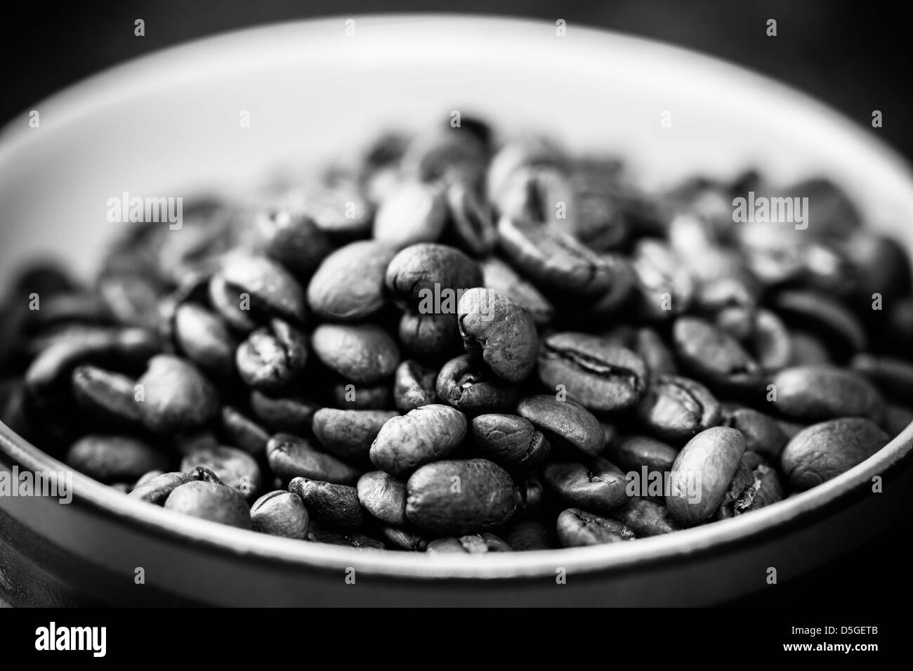 Frisch gerösteten Kaffeebohnen in einem kleinen Becher. Stockfoto