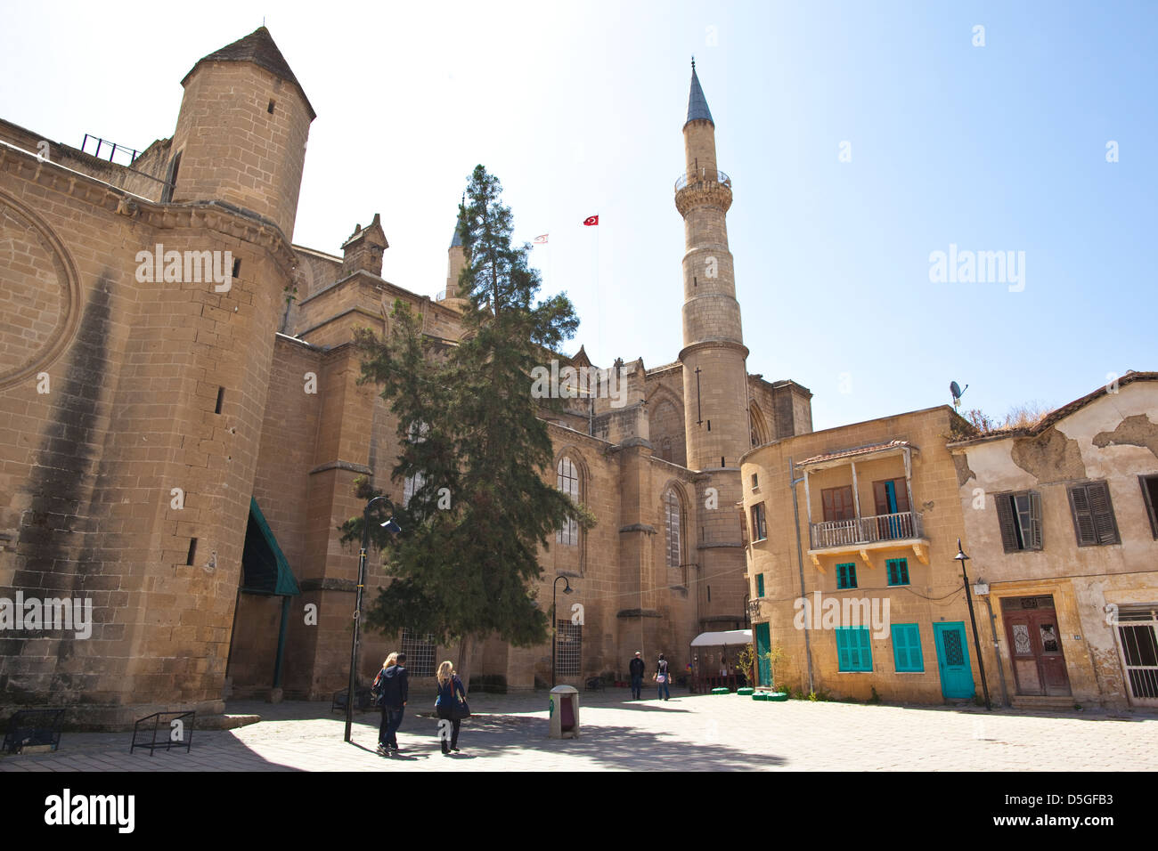 Alte gotische Kathedrale von Sophia mit zwei Minaretten der Selimiye-Moschee in der Altstadt Lefkosa Nikosia Nordzypern Stockfoto