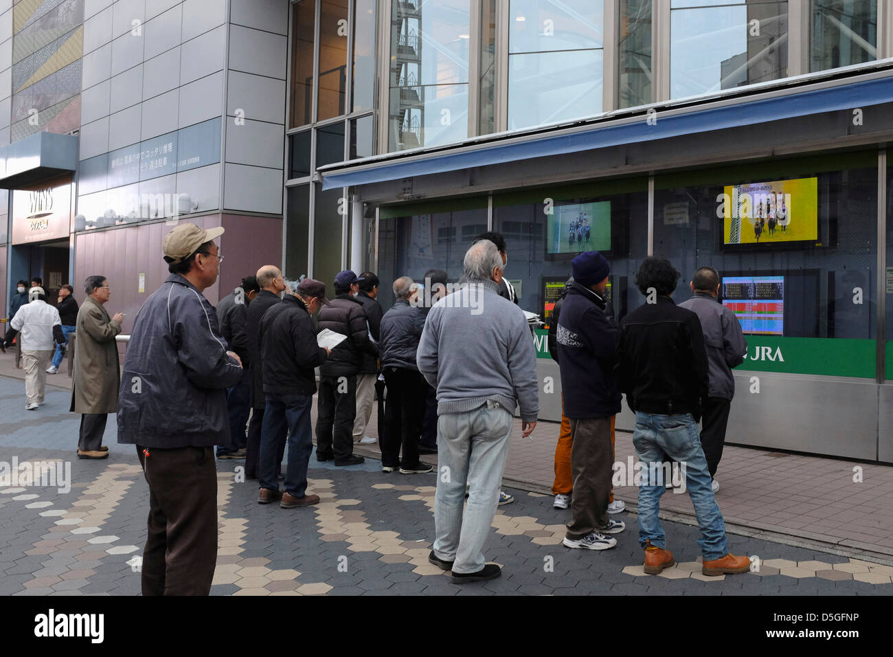 Leute zu beobachten live Pferderennen vor JRA Gebäude, Asakusa Tokio. Stockfoto