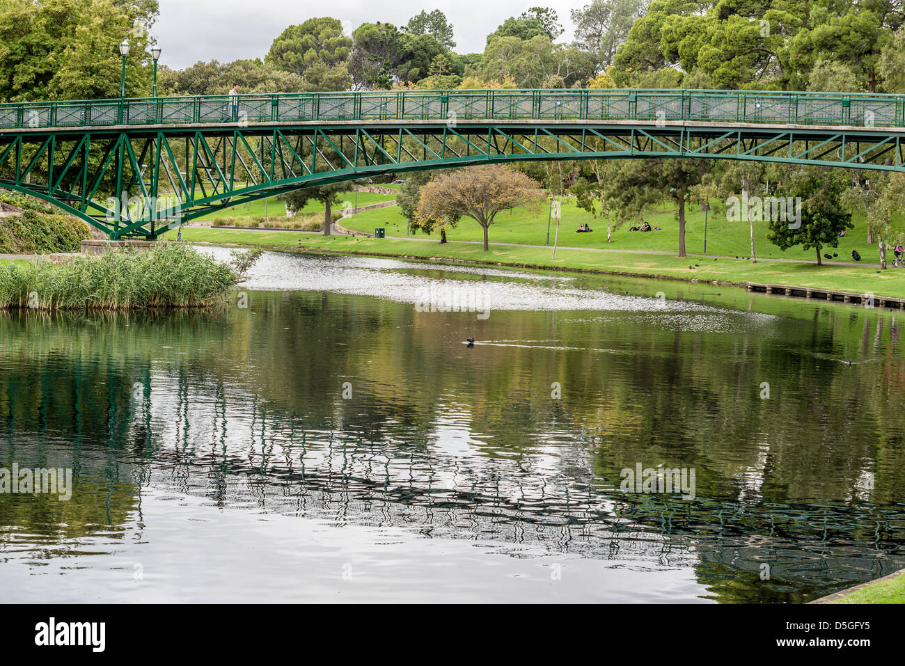 Die Universität Adelaide Fußgängerbrücke überspannt die malerischen River Torrens in der Innenstadt von Adelaide, South Australia. Stockfoto