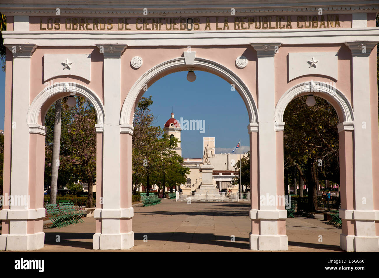 Triumphal Bogen Arco de Triunfo und Parque Jose Marti in Cienfuegos, Kuba, Karibik Stockfoto