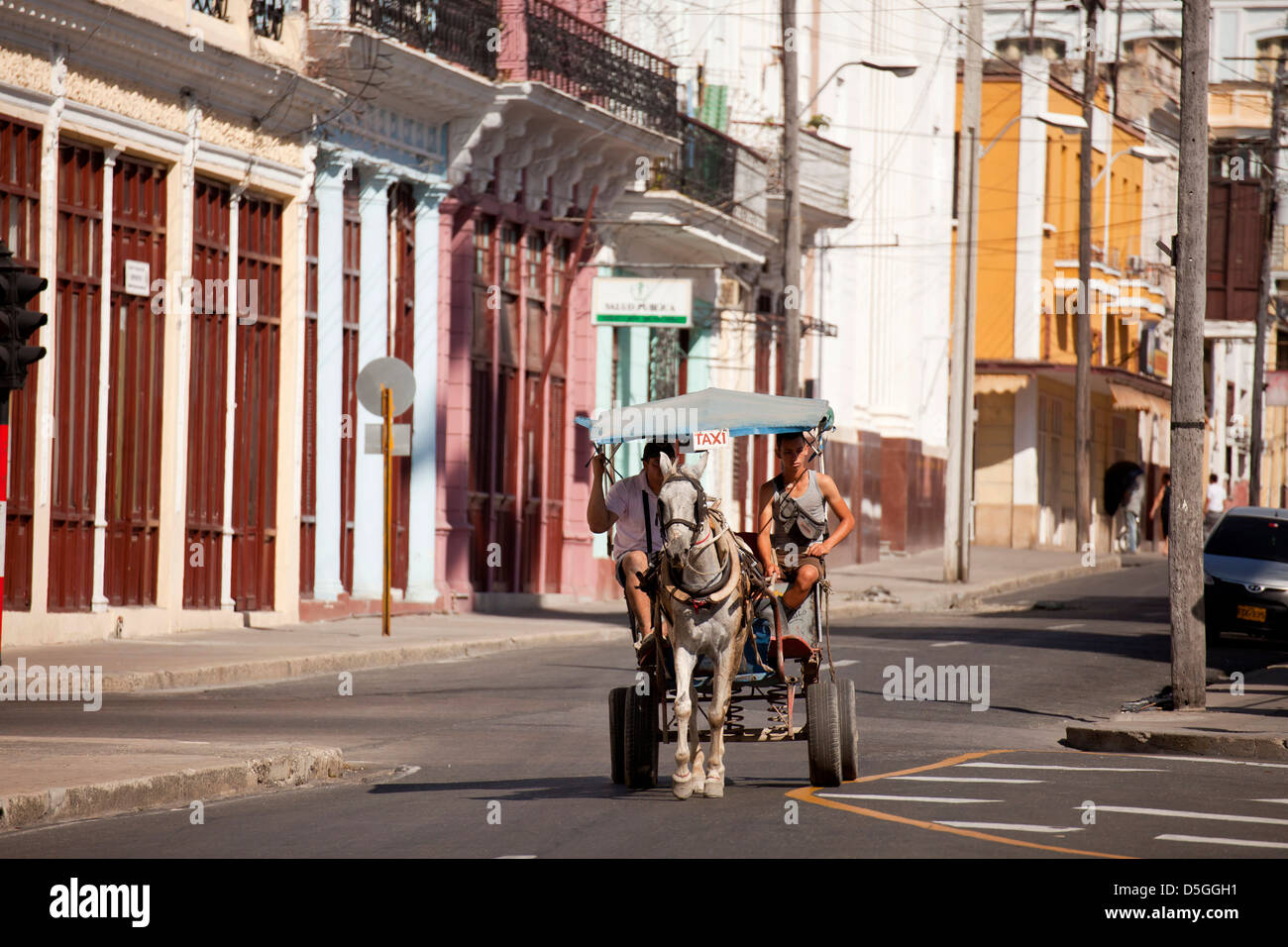 typische Straße und Pferd Wagen Taxi in Cienfuegos, Kuba, Karibik Stockfoto