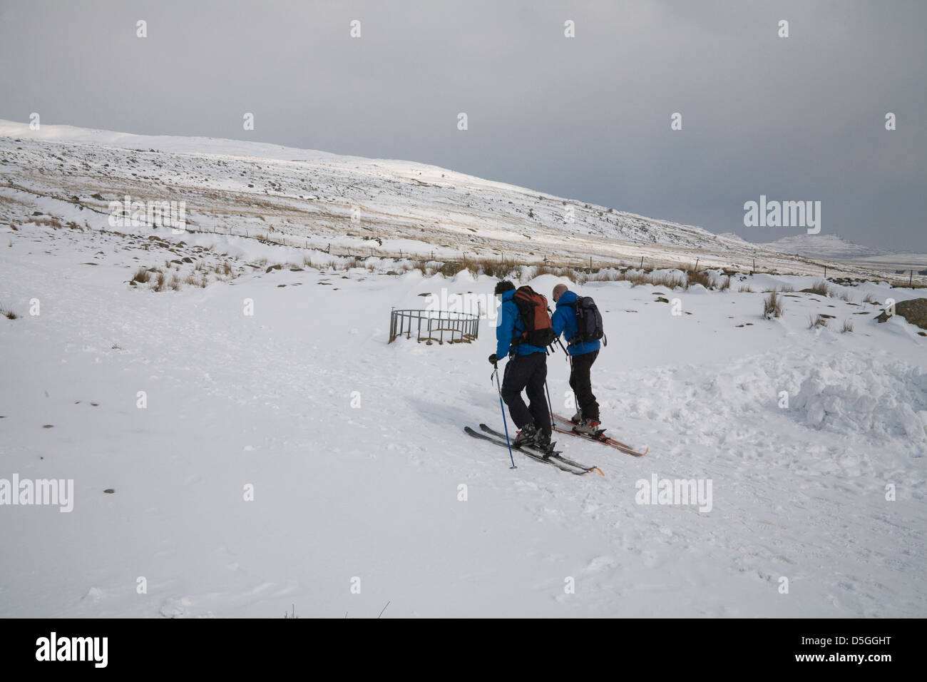 Conwy in Wales März zwei Männer Langlaufen entlang einer Spur im Schnee Stockfoto