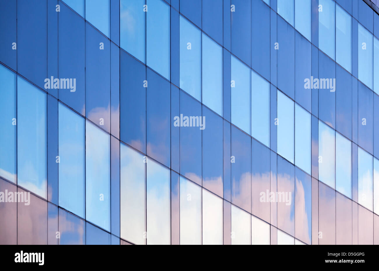 Schöne Wolken Reflexionen in Windows modernen Bürogebäudes Stockfoto