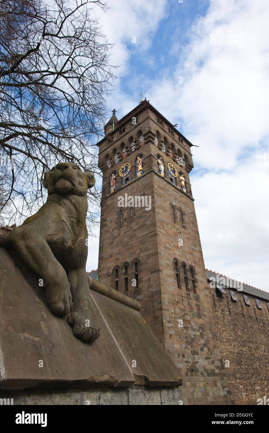 Das Tier Wand, überragt von Cardiff Castle Uhrturm, Cardiff, South Glamorgan, Wales, Vereinigtes Königreich Stockfoto