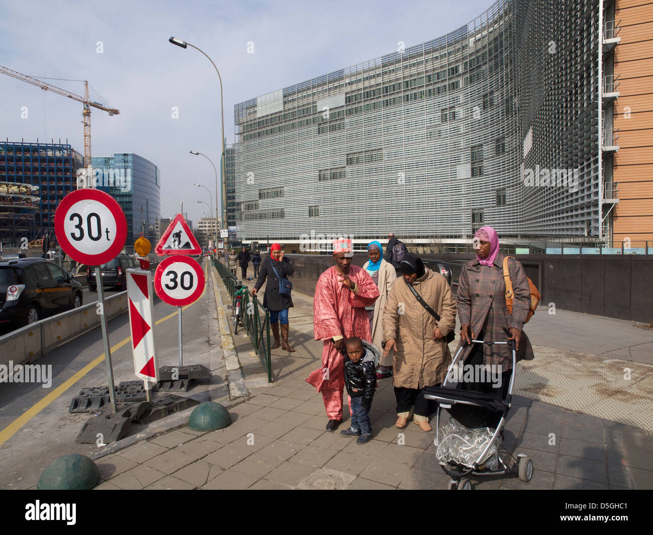 Traditionell gekleidete muslimischen afrikanischen Familie aus Platz heraus schaut auf EU Berlaymont-Gebäude in Brüssel, Belgien Stockfoto