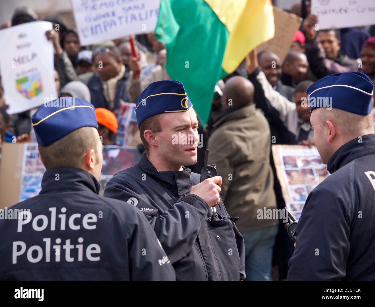 Polizisten bei Protest gegen Diktator Alpha Conde von Guinea miteinander zu reden. Brüssel, Belgien Stockfoto