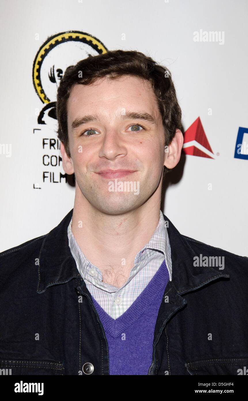 New York, USA. 1. April 2013. Michael Urie im Ankunftsbereich denn er ist Weise mehr berühmt als SIE Premiere Premiere auf dem fünften jährlichen Brüder Club Comedy Film Festival, NYU Cantor Film Center, New York, NY 1. April 2013. Foto von: Eric Reichbaum/Everett Collection/Alamy Live-Nachrichten Stockfoto