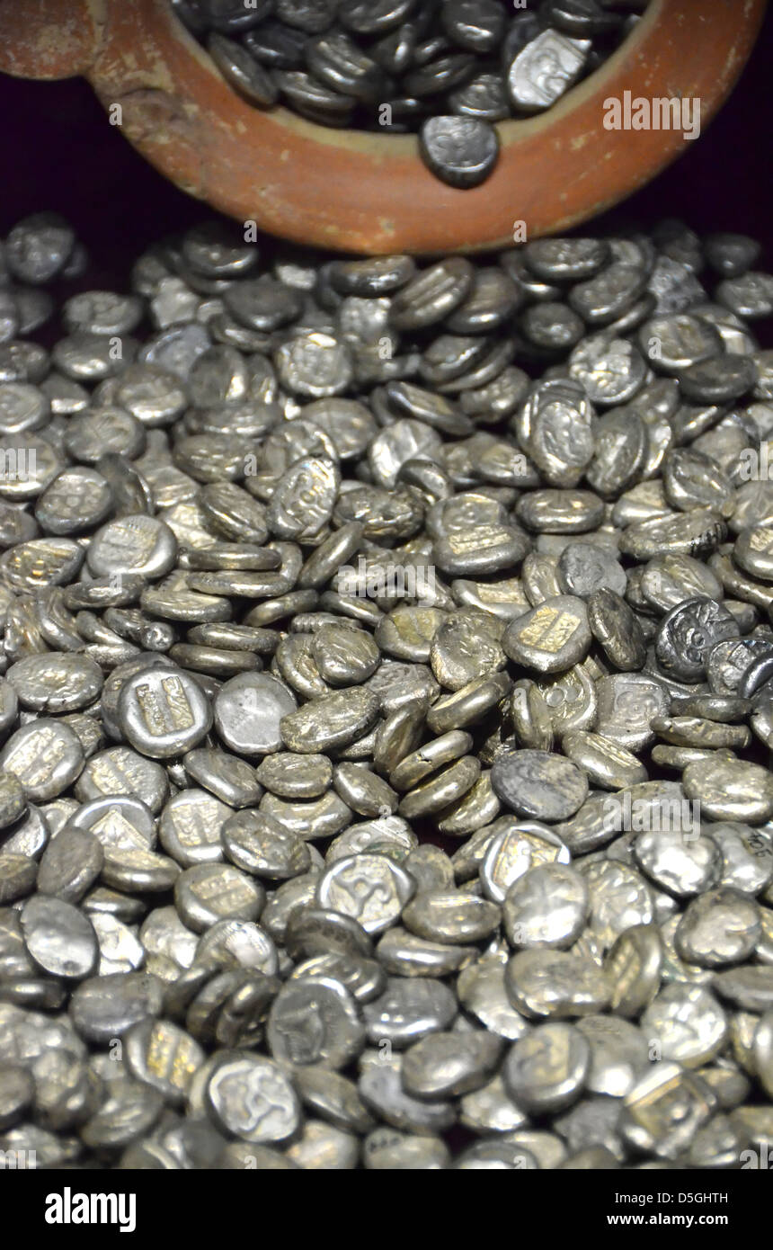 Eine Horde von silbernen Schatz (Stater) Kaskadierung von ein Steingut-Gefäß, wo es versteckt war Stockfoto