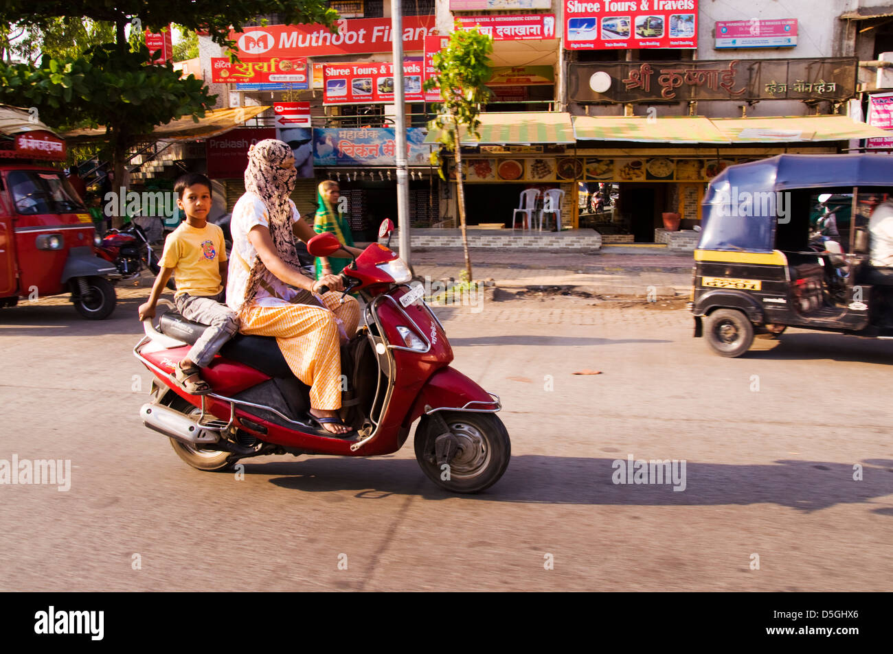 Indische Frau und Kind auf einem Roller in Pune Stockfoto