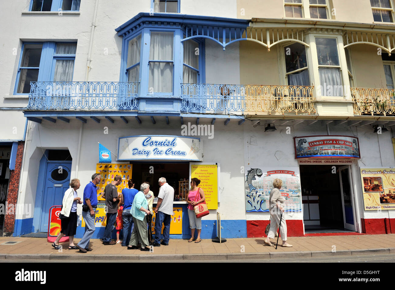 Urlauber die Warteschlange für Take away Essen am Meer in den Hafen der Stadt Ilfracombe, Devon, UK Stockfoto