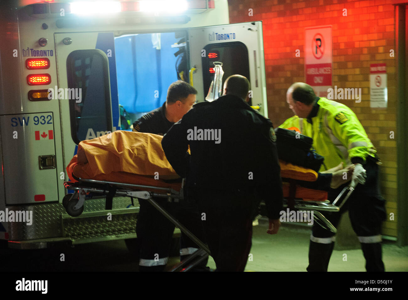 Ein Mann kommt nach Verletzungen bei Dreharbeiten Yorkdale Mall im Krankenhaus. Ein Mann hat Sunnybrook Krankenhaus gehetzt wurde, und ein anderes erklärt tot auf der Bühne, nach einem shooting im Yorkdale Shopping Centre in Toronto. Stockfoto