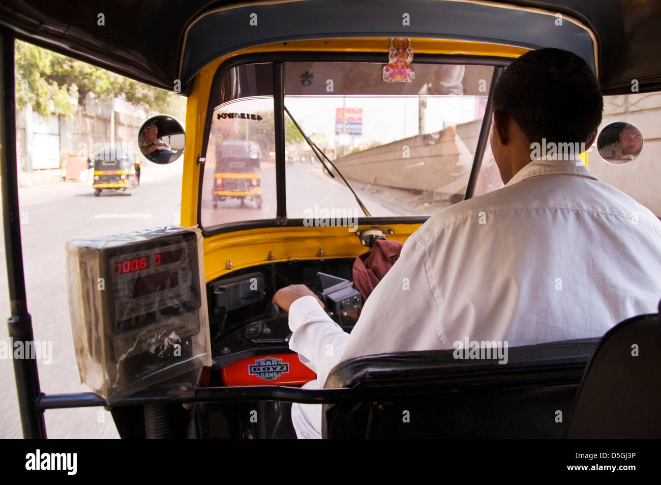 Tuk Tuk Fahrer unterwegs in Mumbai Stockfoto