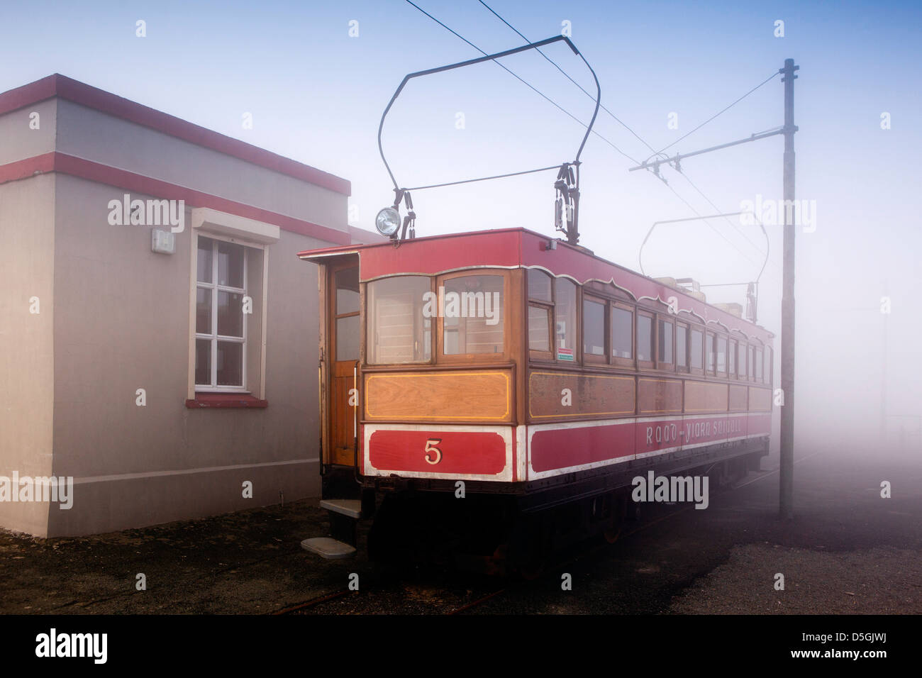 Isle Of Man, Laxey, Snaefell Mountain Railway Zug in niedrige Wolke am Gipfel Stockfoto