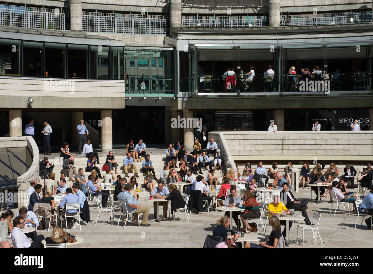 Stadtarbeiter, genießen eine Mittagessen im Freien am Broadgate und Exchange Square Gegend in der Nähe von Bahnhof Liverpool Street, London, England. Stockfoto