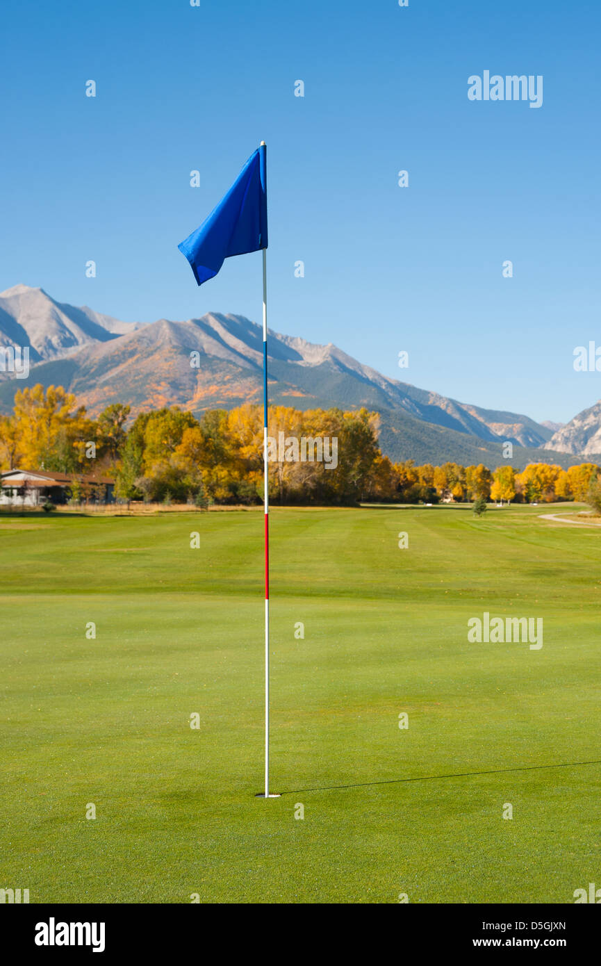 Ein landschaftlich Putting Green auf einem Golfplatz in den Bergen von Colorado präsentiert die Herbst-Saison. Stockfoto