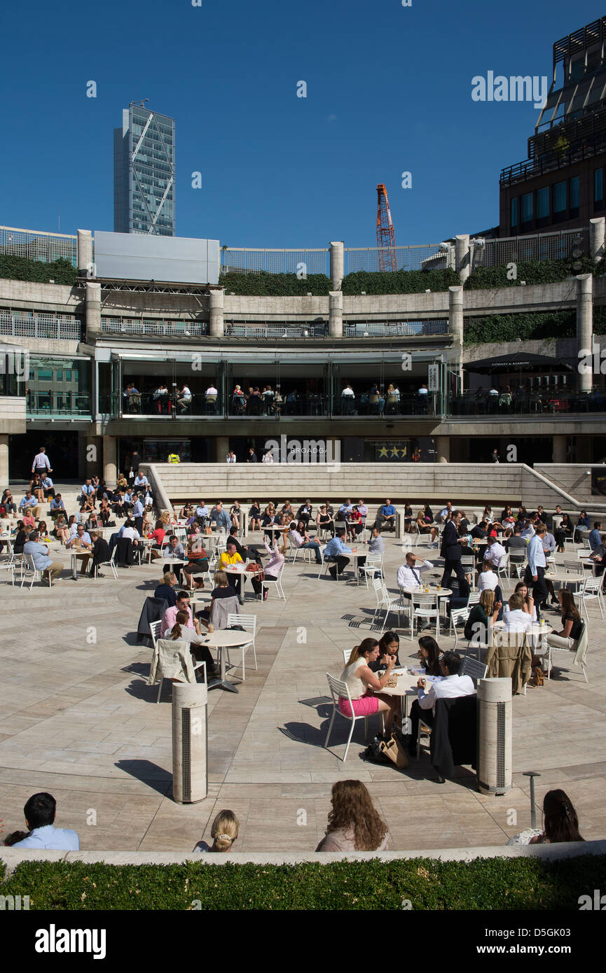 Stadtarbeiter, genießen eine Mittagessen im Freien am Broadgate und Exchange Square Gegend in der Nähe von Bahnhof Liverpool Street, London, England. Stockfoto