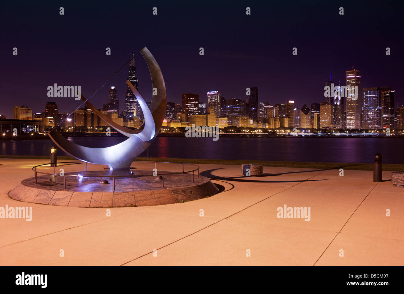 DER MENSCH BEGIBT SICH IN DIE KOSMISCHE SONNENUHR-SKULPTUR (©HENRY MOORE 1980) ADLER PLANETARIUM DOWNTOWN CHICAGO SKYLINE ILLINOIS USA Stockfoto