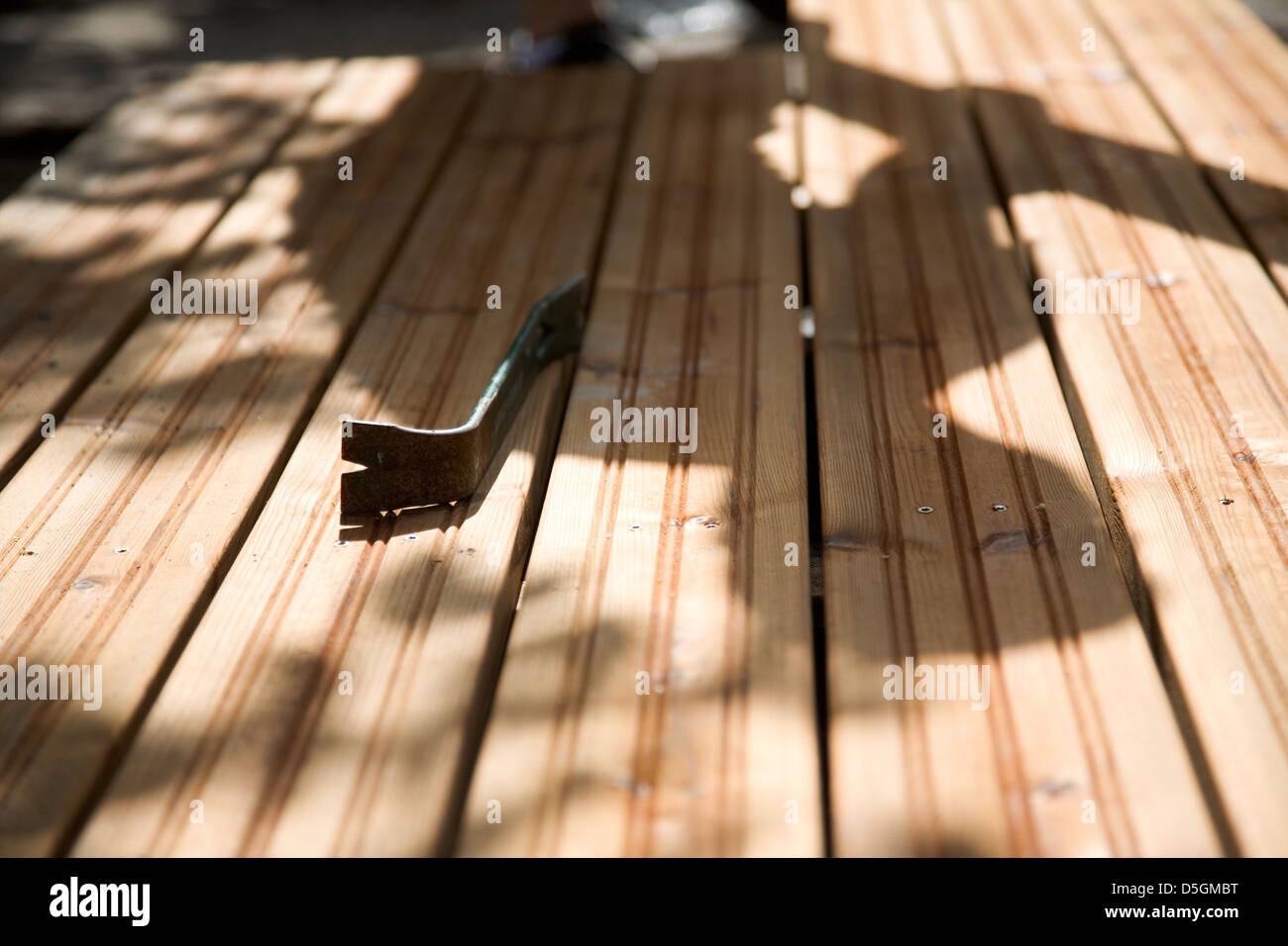 Gebäude einen Innenhof mit Terrasse aus Holz und Steinen Stockfoto