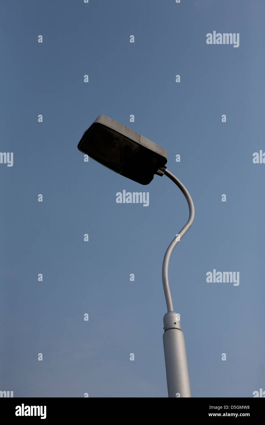 Lamp post in Tag Zeit Sonnenlicht vor einem strahlend blauen Himmel Stockfoto