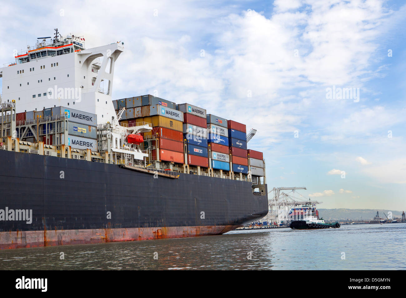 Kran und Containerschiff Oakland, Kalifornien Stockfoto