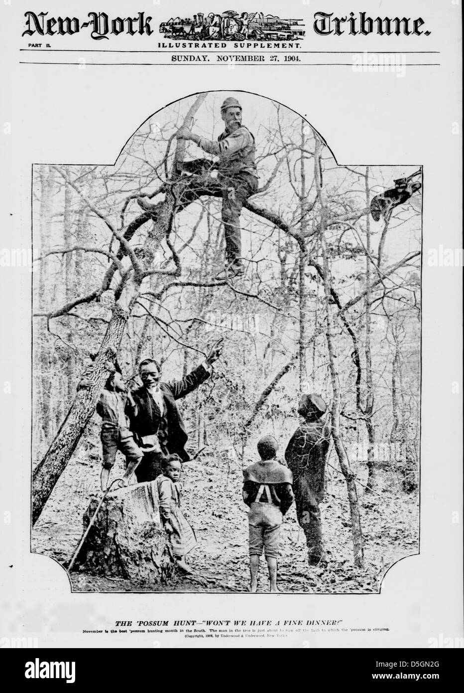 Eine Illustration aus einem Fotojournalismus aus dem Jahr 1904 mit einer Szene aus einer Opossumjagd, begleitet von einem Zitat über ein gutes Abendessen. Das Bild bietet einen Einblick in die frühe amerikanische Jagdkultur und das ländliche Leben im frühen 20. Jahrhundert. Stockfoto