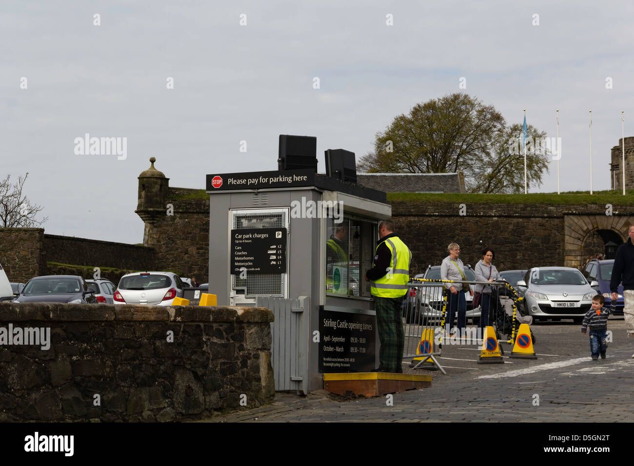 Parkplatz und ticketing-Zähler auf Stirling Castle in Schottland. Parkplatz ist ziemlich groß und unteren Burg befindet. Stockfoto