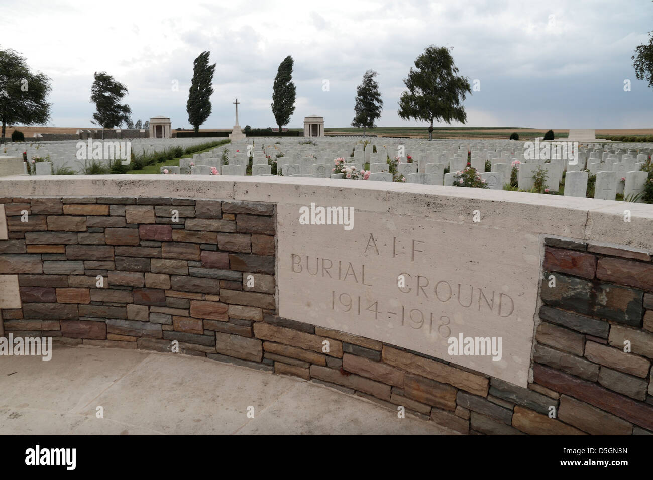Eingangswand, A.I.F. Burial Ground, einem Commonwealth-Friedhof in Flers, Somme, Picardie, Frankreich. Stockfoto