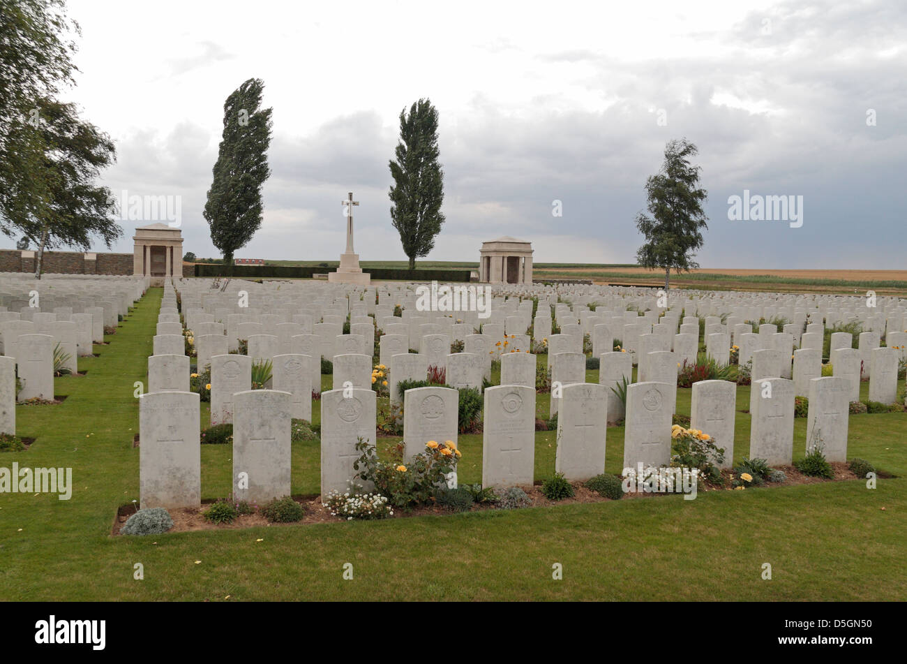 Gesamtansicht der A.I.F. Burial Ground, einem Commonwealth-Friedhof in Flers, Somme, Picardie, Frankreich. Stockfoto