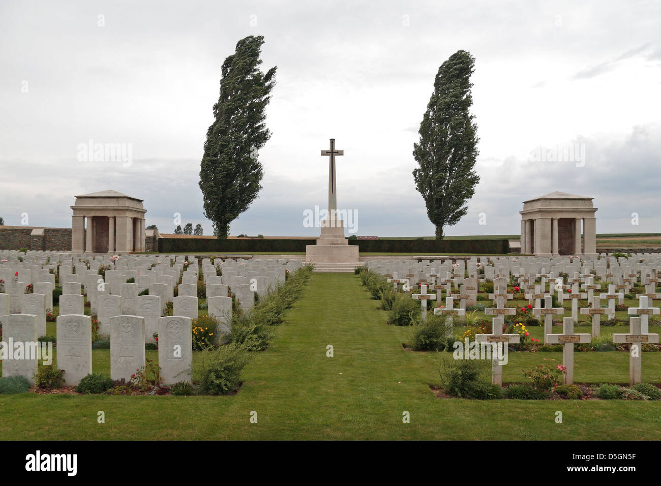 Gesamtansicht der A.I.F. Burial Ground, einem Commonwealth-Friedhof in Flers, Somme, Picardie, Frankreich. Stockfoto