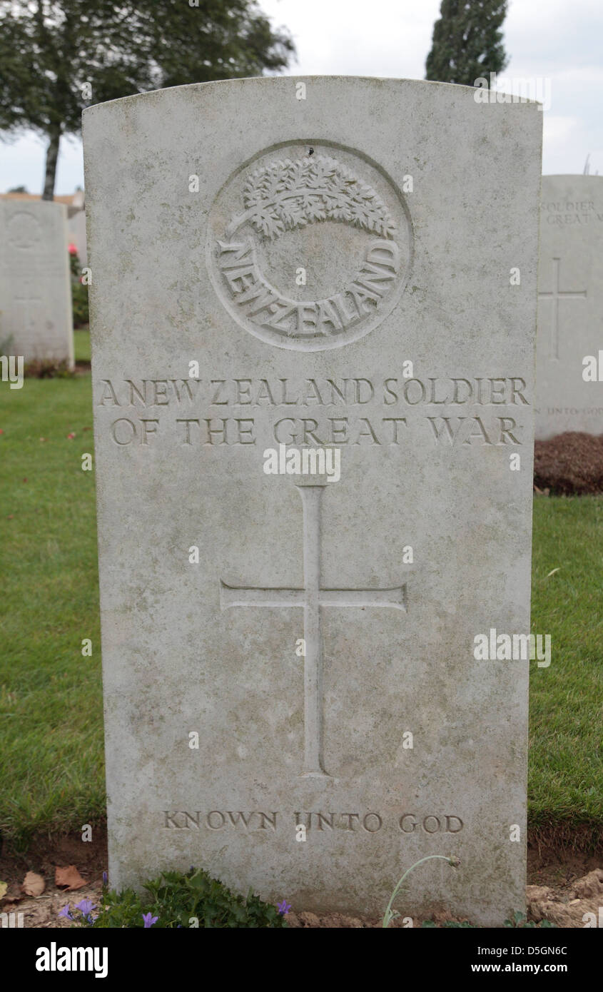 Ein New Zealand unbekannten Soldaten Grab auf dem Friedhof A.I.F. Burial Ground in Flers, Somme, Picardie, Frankreich. Stockfoto