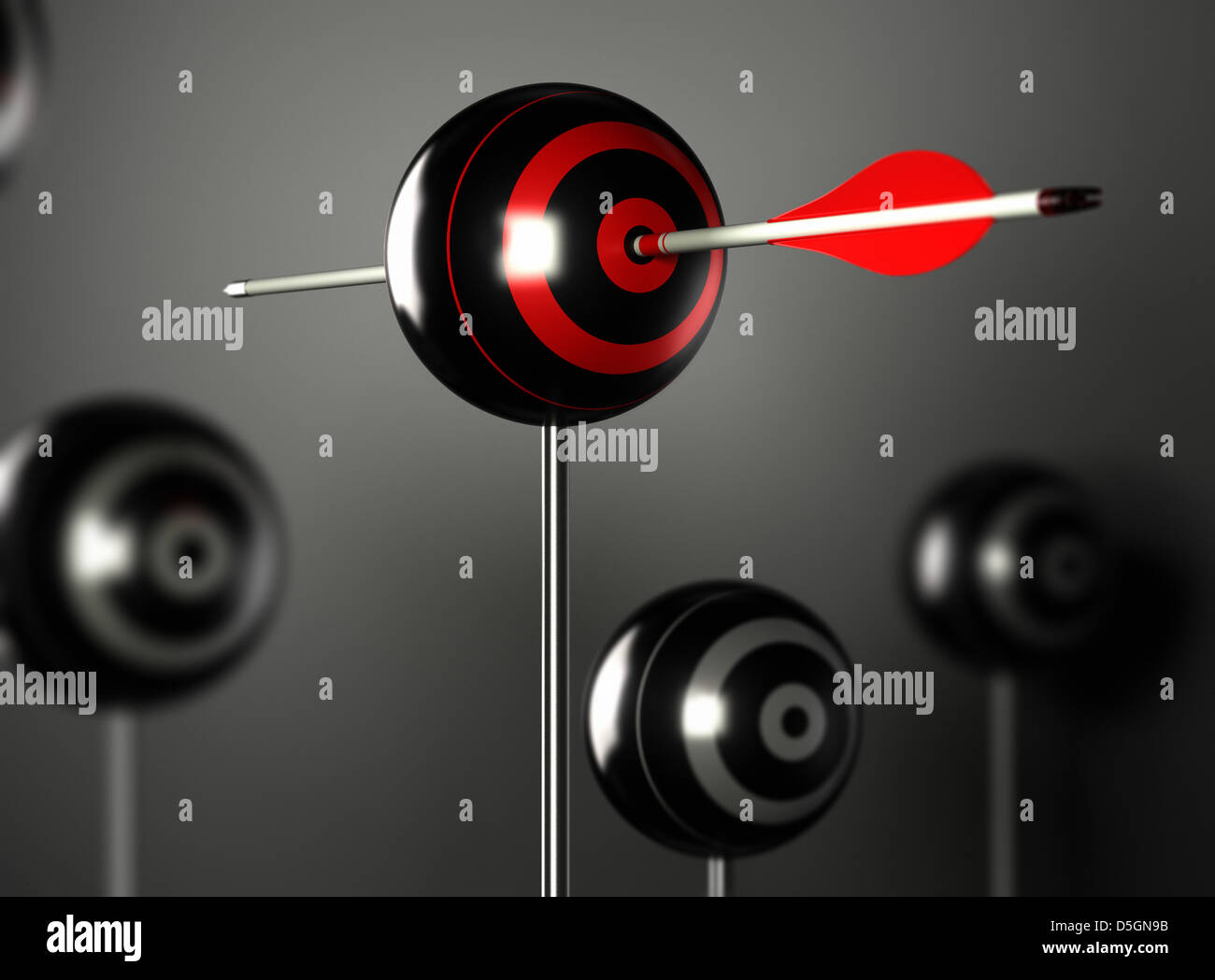 ein roter Pfeil auf der Mitte der Kugel Ziel mit anderen Unschärfe Zielen auf schwarzem Hintergrund mit Lichteffekt Stockfoto
