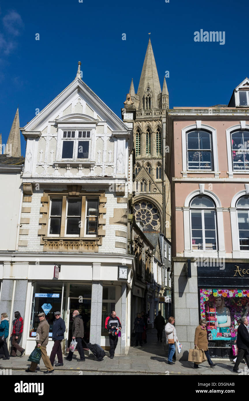 Truro Stadtzentrum mit der viktorianischen Kathedrale hinter. Bild von Julie Edwards Stockfoto