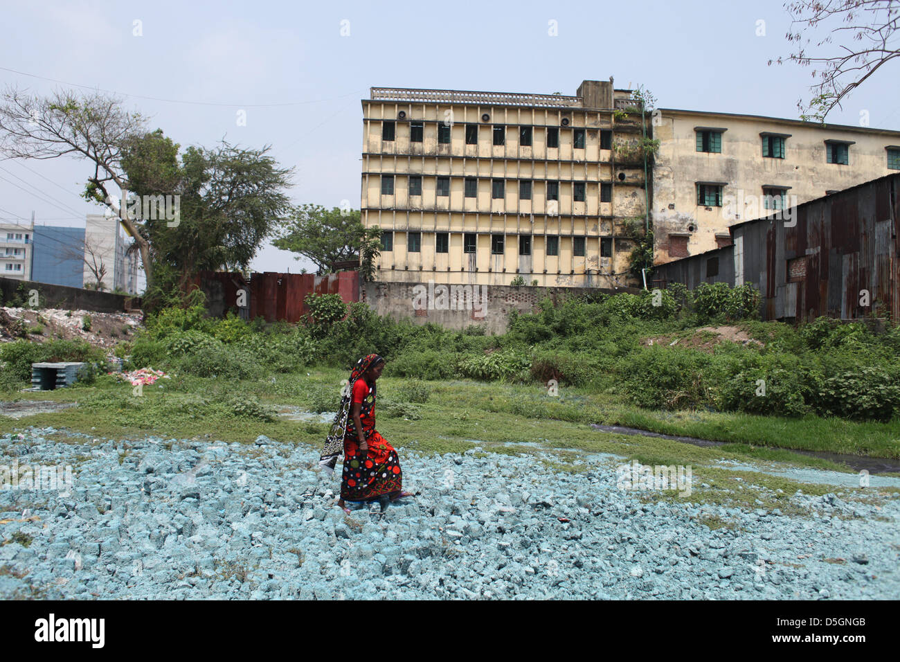Dhaka, Bangladesch. 2. April 2013. Mühlen und Fabriken werfen Abfallstoffe in Seen und Flüssen in Dhaka machen einen dunkleren Ausblick für die ökologische Zukunft der Region. Ein großer Faktor in der Region sind die Textilfabriken.  Bekleidungs-Industrie mit seiner rückwärts Gestänge Sektoren zusammengesetzte Textilfabriken einschließlich sterben, Druck und Weiterverarbeitung Einheiten), und Leder Recheneinheiten (unter KMU) verwenden Sie erhebliche Mengen an hochgiftigen Abfällen, Farbstoffe und Chemikalien. Bildnachweis: Zakir Hossain Chowdhury Zakir / Alamy Live News Stockfoto