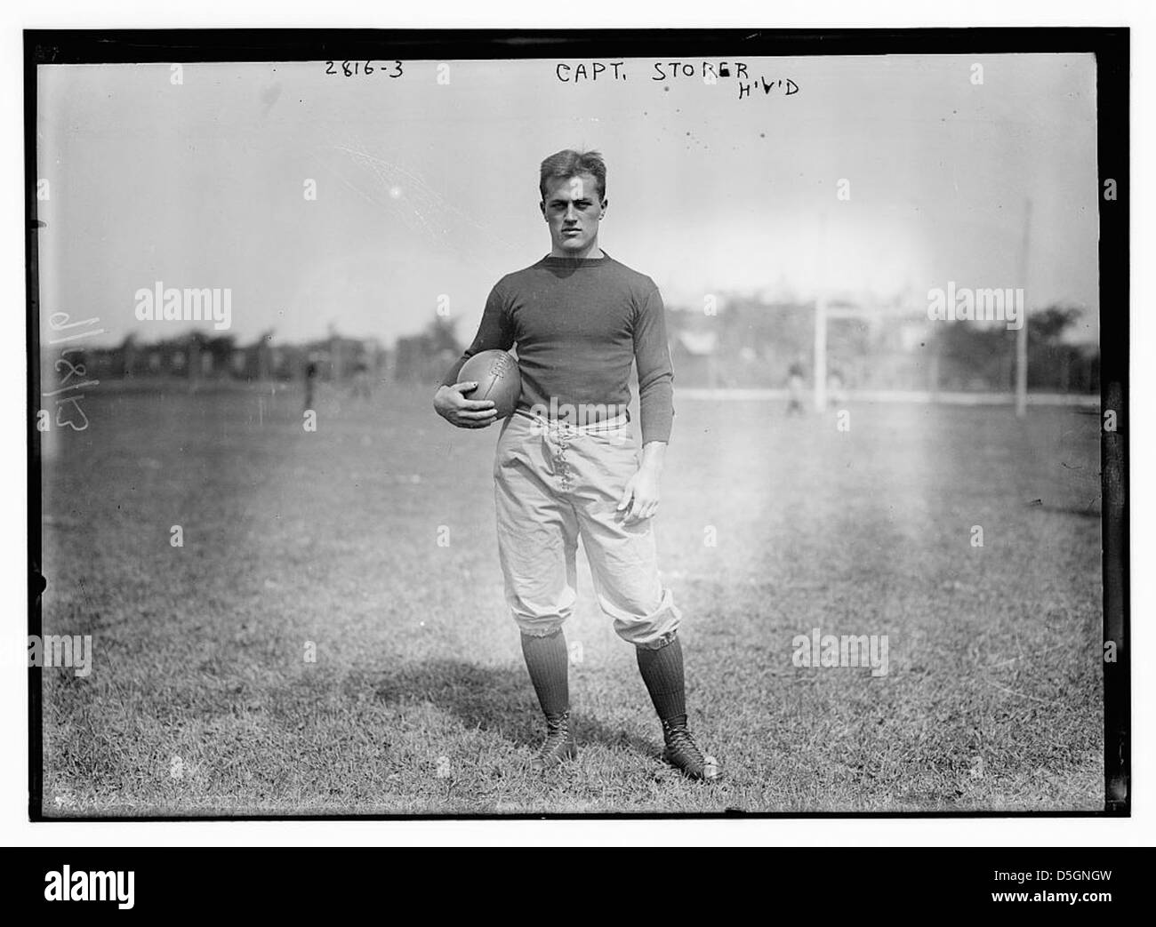 Ein Foto von Captain Storer von der Harvard University, aufgenommen um 1900, das ihn während eines Trainings in einer Fußballuniform zeigt. Stockfoto