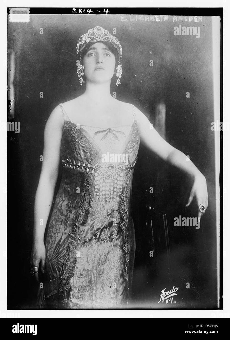 Elizabeth Amsden, fotografiert von Amsden, steht in einem Kleid mit Diadem, das ein raffiniertes Porträt aus dem frühen 20. Jahrhundert darstellt. Amsden war eine prominente Figur in der Oper und Fotografie in New York City. Stockfoto