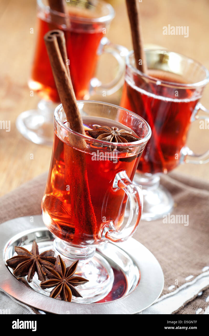 Glühwein mit Zimtstangen und Lebkuchen Stockfoto