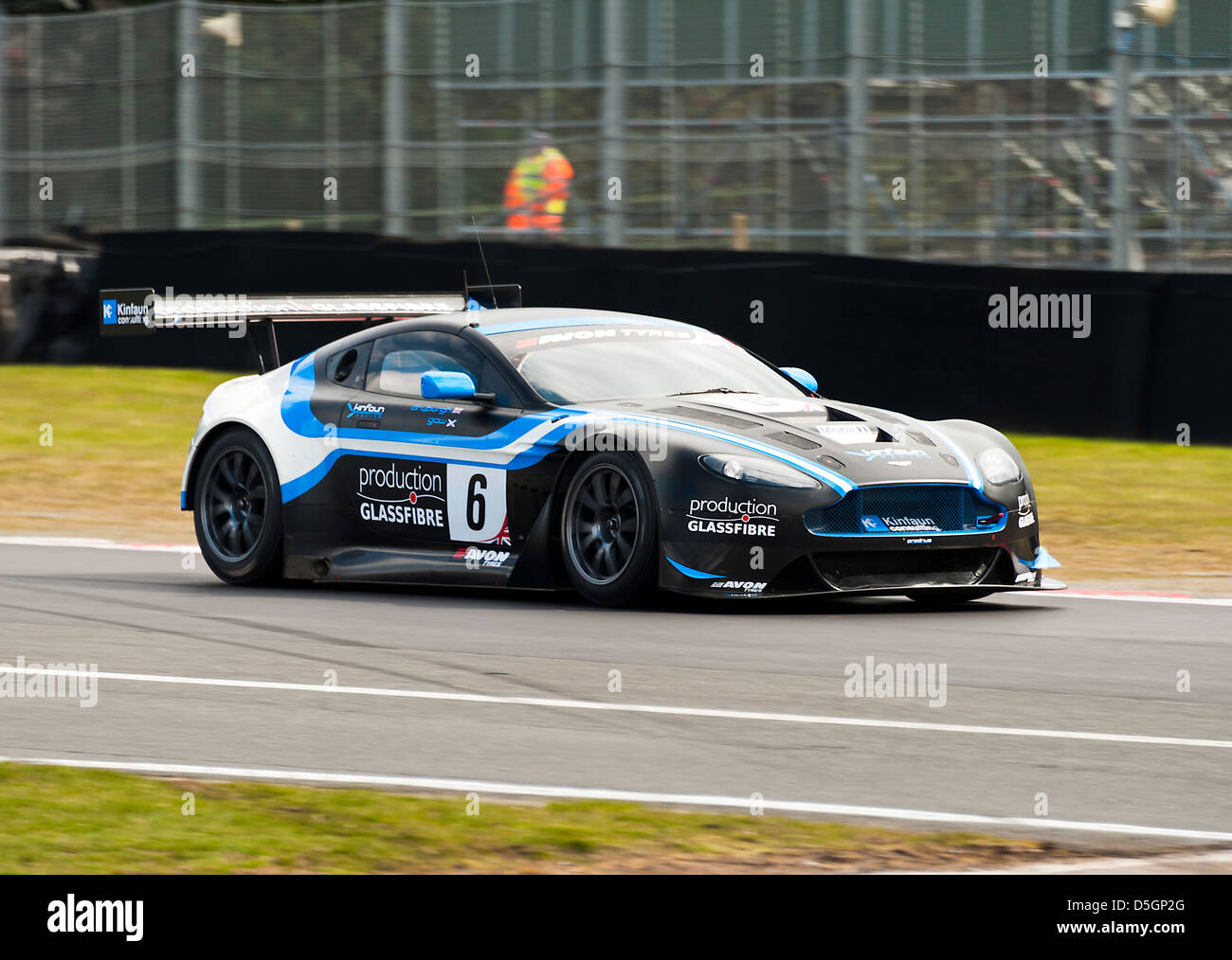 Aston Martin Vantage GT3 Sportwagen Rennen in der britischen GT-Meisterschaft in Oulton Park Motor Racing Circuit Cheshire England Stockfoto