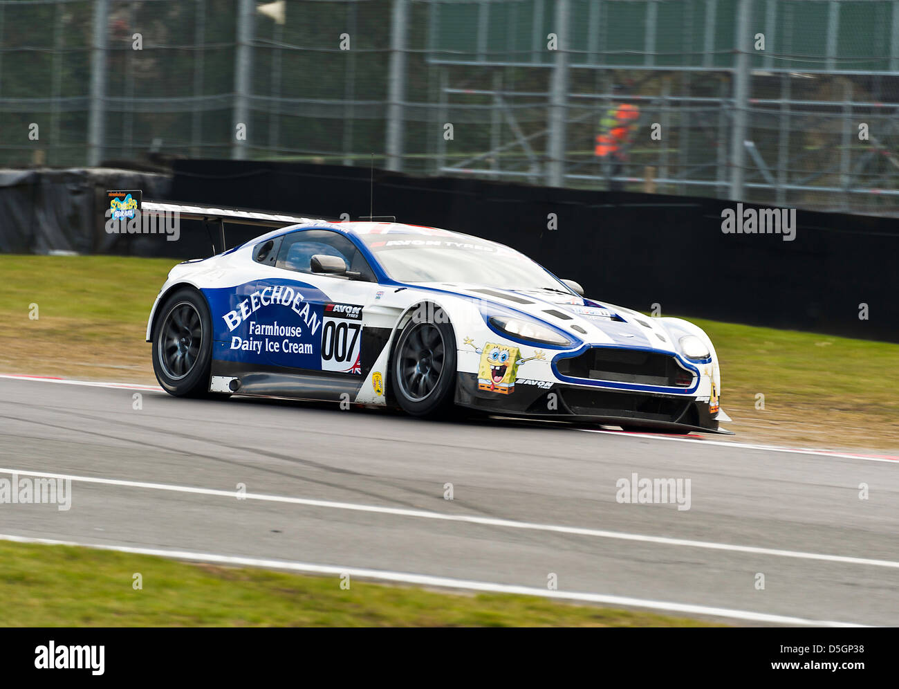 Aston Martin Vantage GT3 Sportwagen Rennen in der britischen GT-Meisterschaft in Oulton Park Motor Racing Circuit Cheshire England Stockfoto