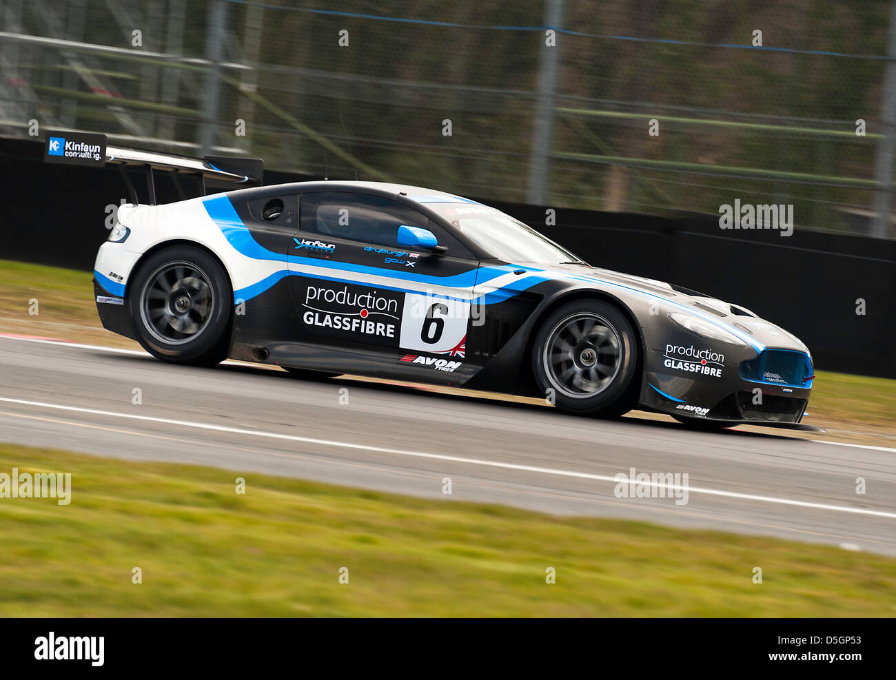 Aston Martin Vantage GT3 Sportwagen Rennen in der britischen GT-Meisterschaft in Oulton Park Motor Racing Circuit Cheshire England Stockfoto