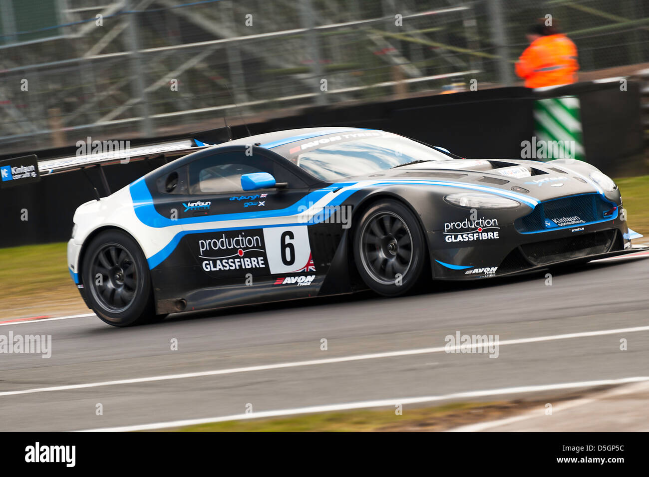 Aston Martin Vantage GT3 Sportwagen Rennen in der britischen GT-Meisterschaft in Oulton Park Motor Racing Circuit Cheshire England Stockfoto